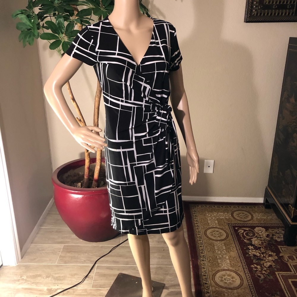 Ladies dress. - Picture 2 of 6